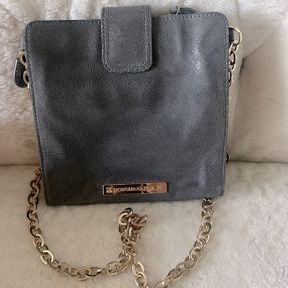 BCBGMSXARIA Runway ltd edition, pebble gray leather gold chain Crossbody bag